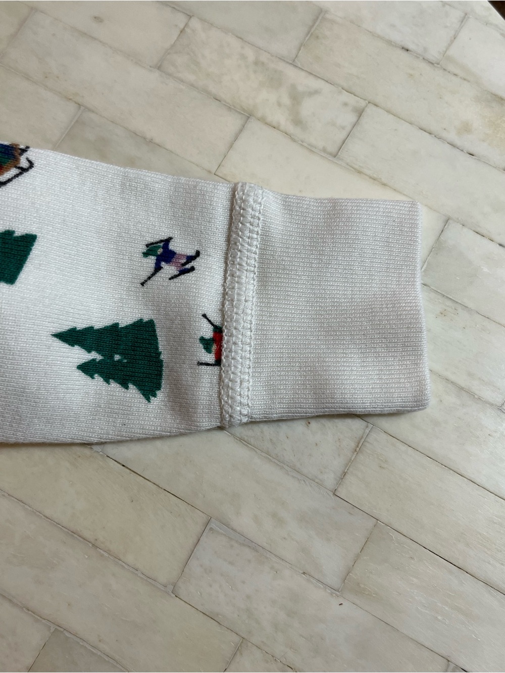 Hanna Andersson Cream Pajama Set with Green Pine Trees & Skiers EU 85 or 2T - Picture 6 of 9